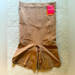 Spanx OnCore Sculpting High-Waisted Mid-Thigh Short